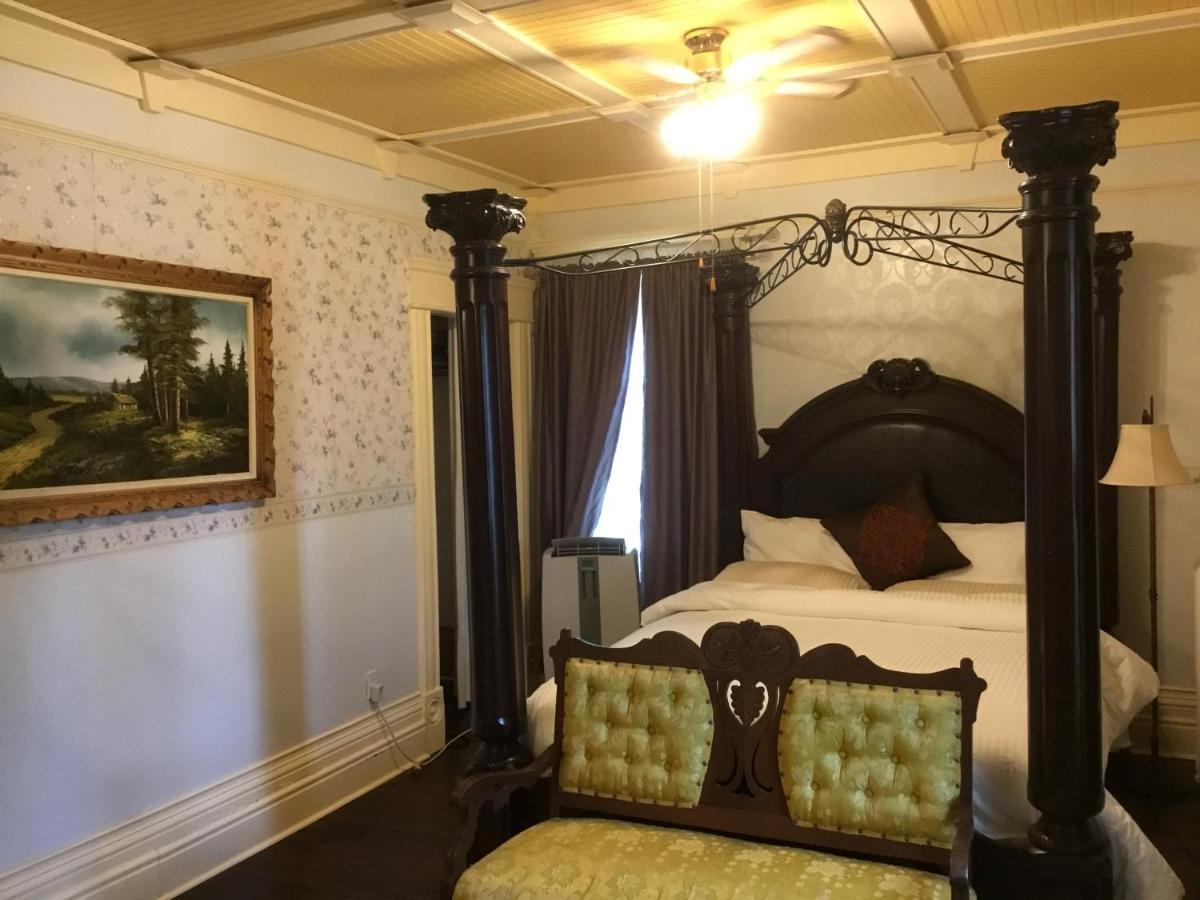 Marmora And Lake Inn And Victorian Diner Екстериор снимка